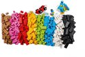 Een grote selectie LEGO stenen in alle kleuren van de regenboog, met enkele kleine gebouwde figuren.