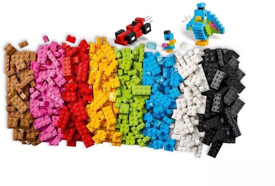 Een grote selectie LEGO stenen in alle kleuren van de regenboog, met enkele kleine gebouwde figuren.