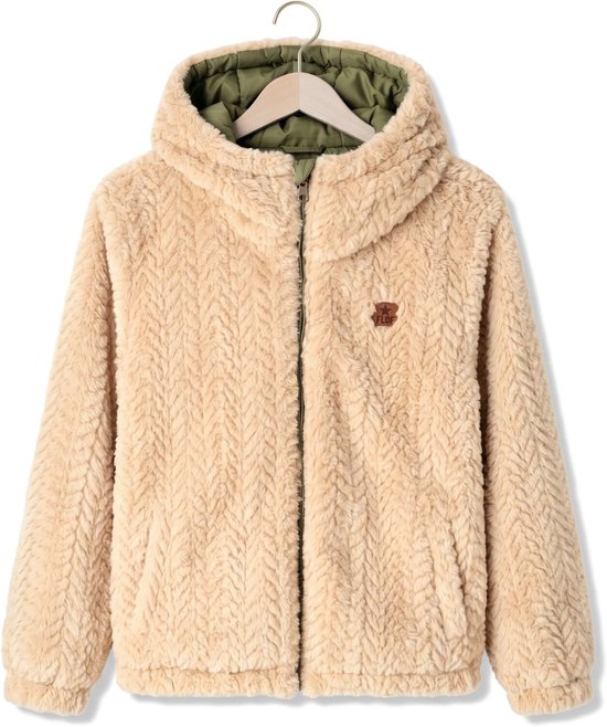 Beige teddy jas met gebreide structuur, capuchon en bruin logo op de borst.