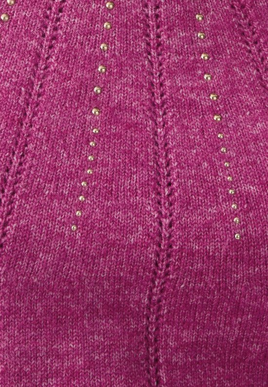Detail van een roze gebreide trui met open werk en rijke gouden speldjes.