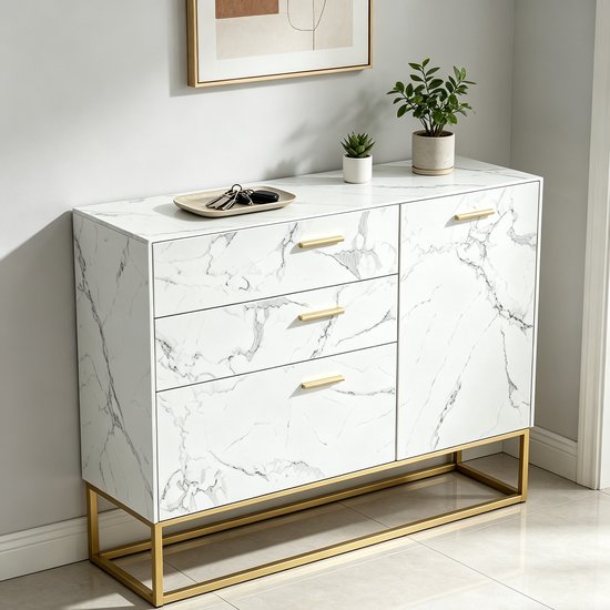 Wit marmerlook dressoir met gouden handvatten en frame, gestyled met accessoires in een hal.