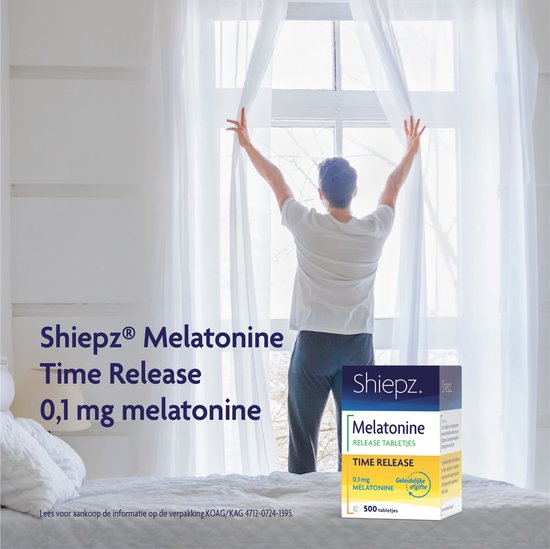 Man met armen omhoog bij raam. Doos Shiepz Melatonine Time Release 0,1 mg met 500 tabletten.