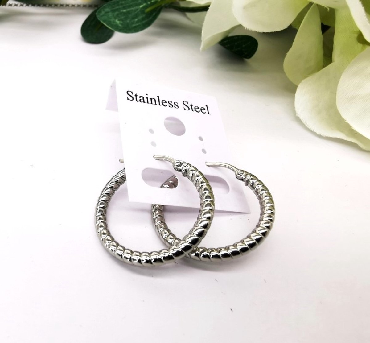 Oorbellen - roestvrijstalen - oorring - Bali style - gedraaid koordontwerp bestaan uit een stijlvolle Zilverkleurig - Franse sluiting – Buitenmaat 25mm – Binnenmaat 20mm – Dikte 3mm