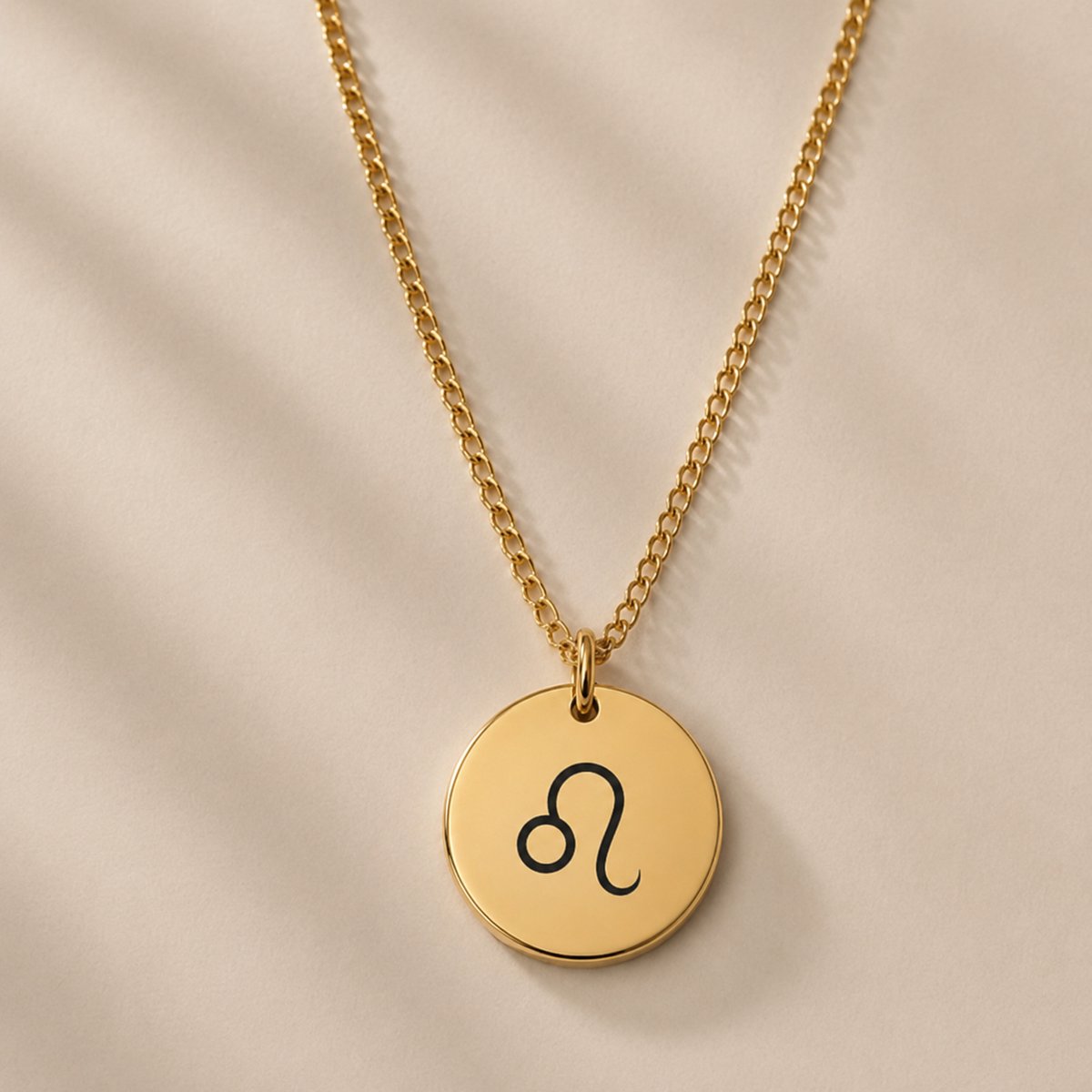 Maevi® Sterrenbeeld Ketting - Leo / Leeuw - Kleur: Goud - RVS / Roestvrijstaal / Stainless Steel - Verkleurt niet - Hoge Kwaliteit & Incl. Luxe Verpakking - Zodiac Necklace / Sterrenbeeld Ketting - Formaat: 12 mm - Cadeau