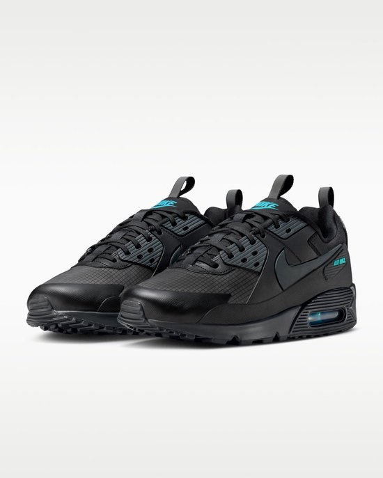 Zwarte Nike Air Max 90 Drift sneakers met turkooizen accenten op de tong.