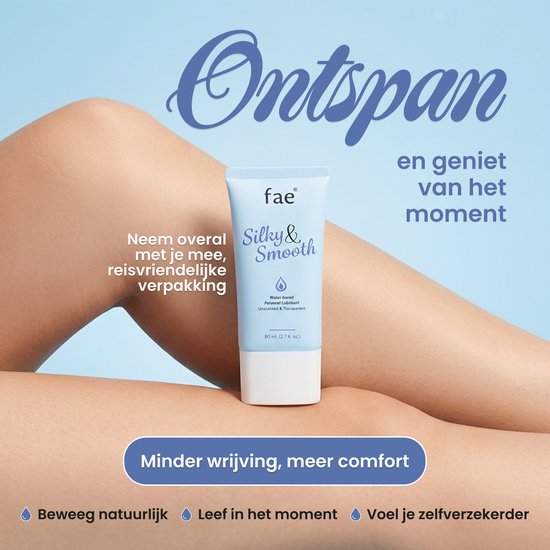 Dichtbij de benen van een vrouw met een tube "Silky & Smooth" glijmiddel. "Ontspan en geniet van het moment."
