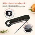 Zwarte digitale thermometer met een magnetische achterkant, die een fles opent met de geïntegreerde opener.