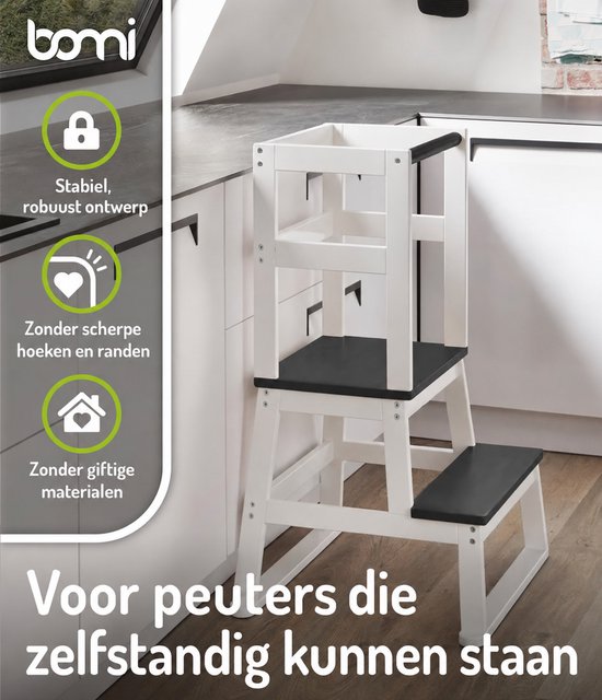Witte leertoren met zwarte treden en opdruk 'Voor peuters die zelfstandig kunnen staan'.