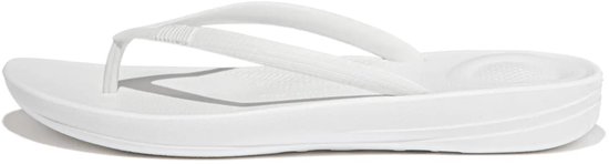 Wit FitFlop Iqushion flip-flop met ergonomische zool.