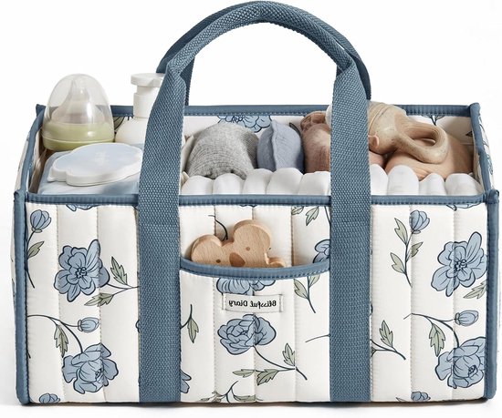 Dichtbij opbergmand met babyartikelen. Mand met blauwe bloemenprint en draaggrepen.