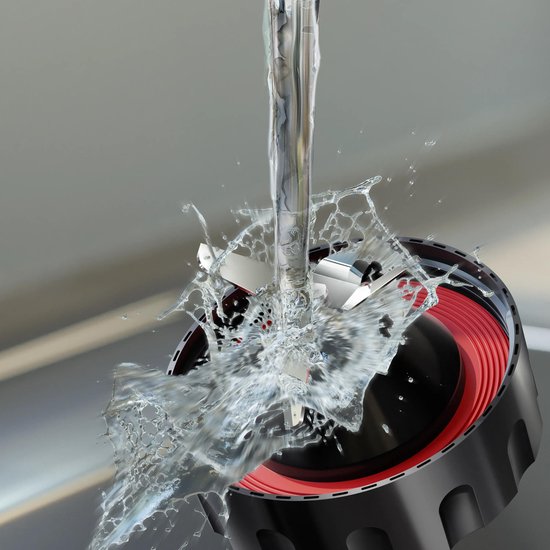 Water stroomt op de messen van een zwarte blender met rode ring, roestvrij staal.