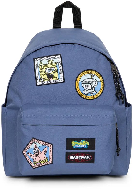 Blauwe Eastpak rugzak met Spongebob-patches: "SpongeBob SquarePants", "Squidward Tentacles", "Patrick Star" en "Mr. Krabs".