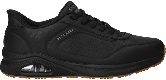 Zwarte Skechers sneaker met veters, bruine zool en zichtbare luchtkussen.