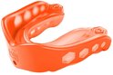 Oranje Shock Doctor gel-mondbeschermer met hexagonale patronen aan de zijkanten.