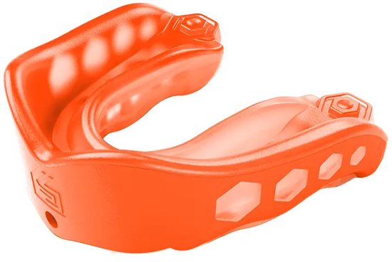 Oranje Shock Doctor gel-mondbeschermer met hexagonale patronen aan de zijkanten.