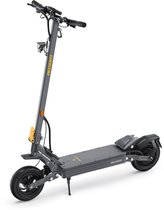 Grijze elektrische step met 'AUSOM' logo op stuur en voetboard, staand op zijn standaard.