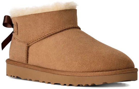 Bruine UGG Ultra Mini Bailey Bow laars met bruine strik op de achterkant en witte vachtvoering.
