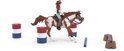 Bruin-witte paardenfiguur met ruiter in westernoutfit, omringd door barrels en palen.
