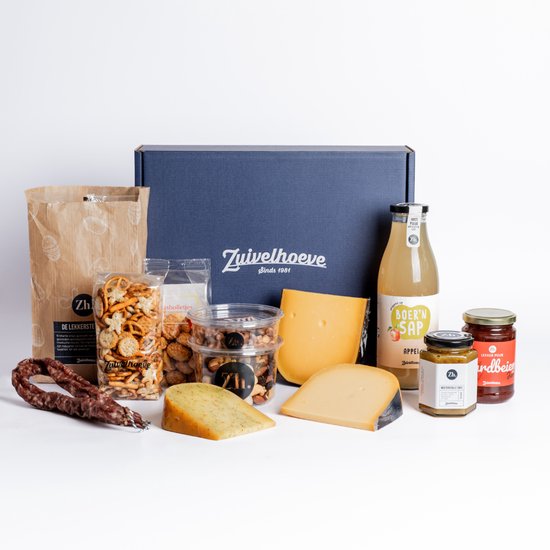 Een Zuivelhoeve borrelpakket met kaas, worst, pretzels, nootjes, sap en jam in een blauwe doos.