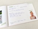 Een meisje met blonde krullen, een roze jurk en grote oorbellen zit op een houten kistje. Tekst: 'School: De Groene Bogen, Mijn groep / klas: Groep 1'.