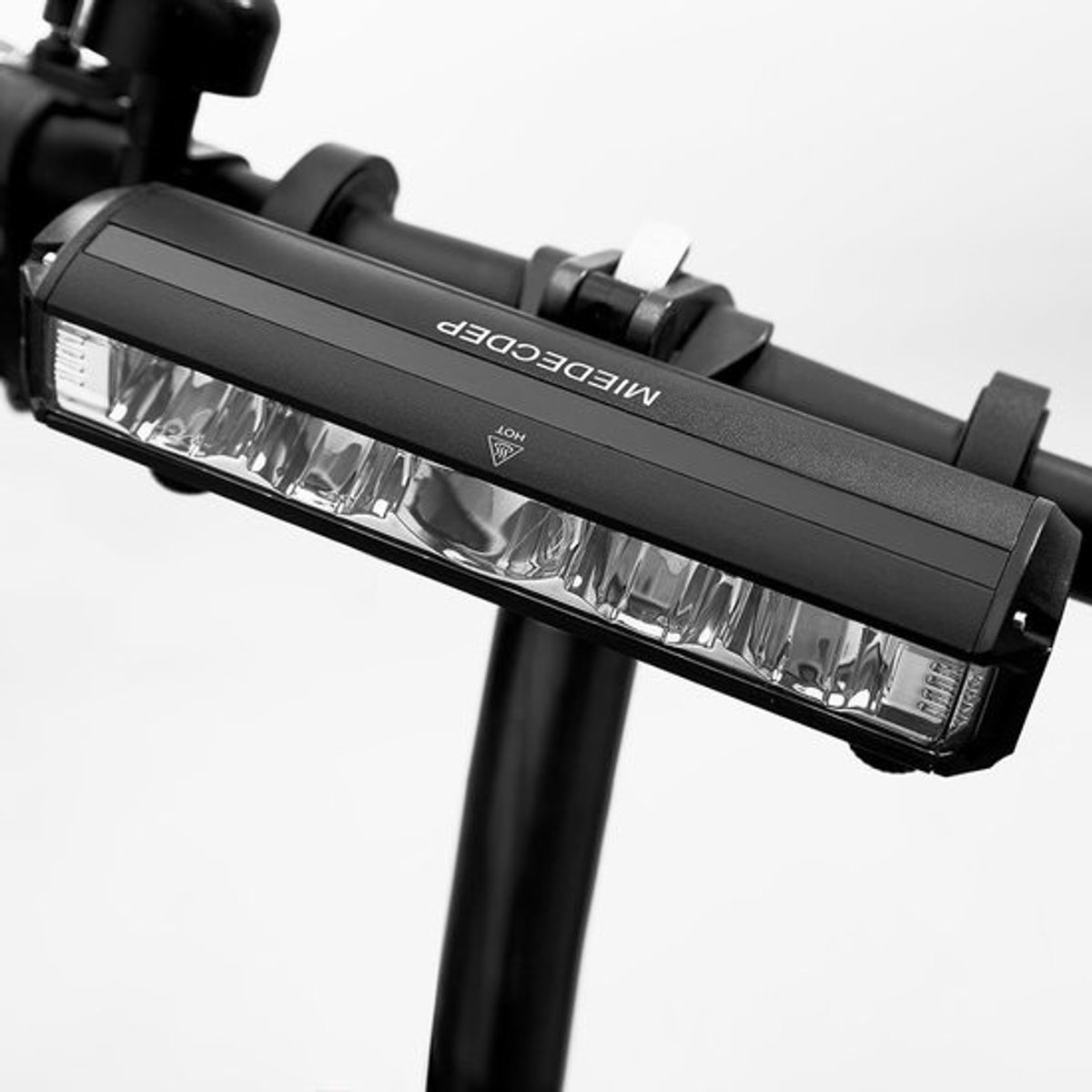 Oplaadbare Fietslamp - USB Fietsverlichting - Nachtelijke Fietstochten - 3250 Lumen Superhelder - 19.3 x 9.9 cm - Zwart