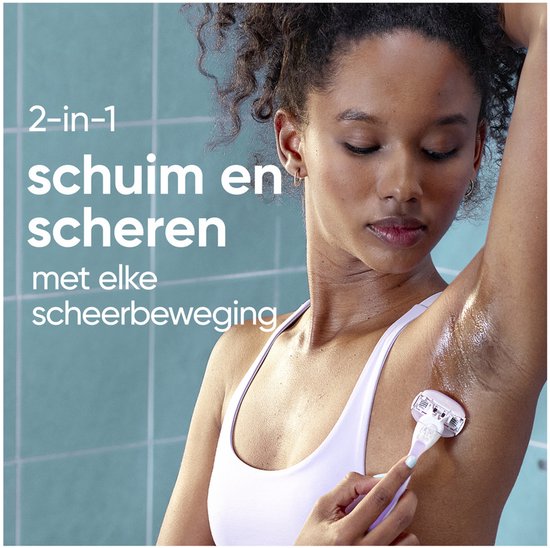 Vrouw scheert oksel met een Gillette Venus scheermesje, "2-in-1 schuim en scheren met elke scheerbeweging".
