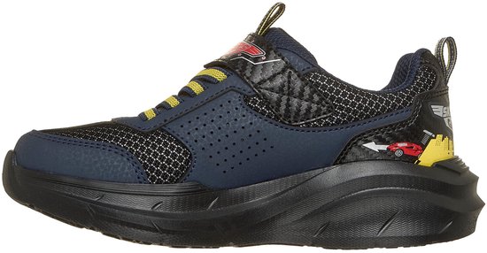 Blauwe sneaker met gele accenten, racewagen-graphics en dikke zwarte zool.