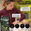 Een vrouw die buiten sport met een crème smartwatch, met een telefoon die GPS-gegevens toont en horloge-functies.