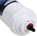 Close-up van de witte Samsung in-line waterfilter met rode en zwarte connectoren.
