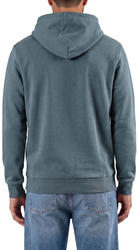 Man van achteren gezien in blauwe hoodie met capuchon en spijkerbroek.