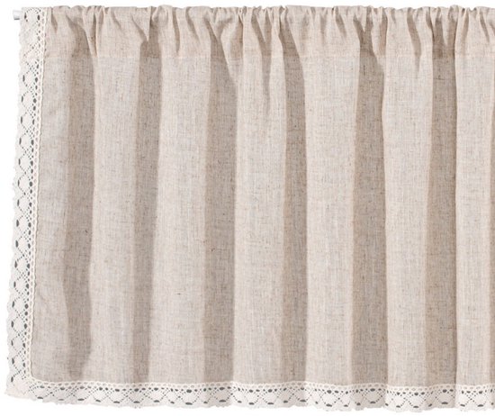 Beige raamgordijn met kant afwerking, opgehangen aan een roede, geïsoleerd op witte achtergrond.