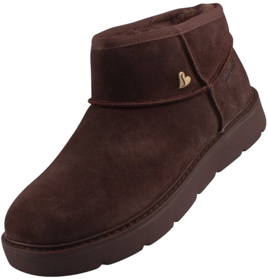 Bruine suède Skechers Cozy Mini Slip-Ins laars met een hartje en S-logo, en een bruine zool.