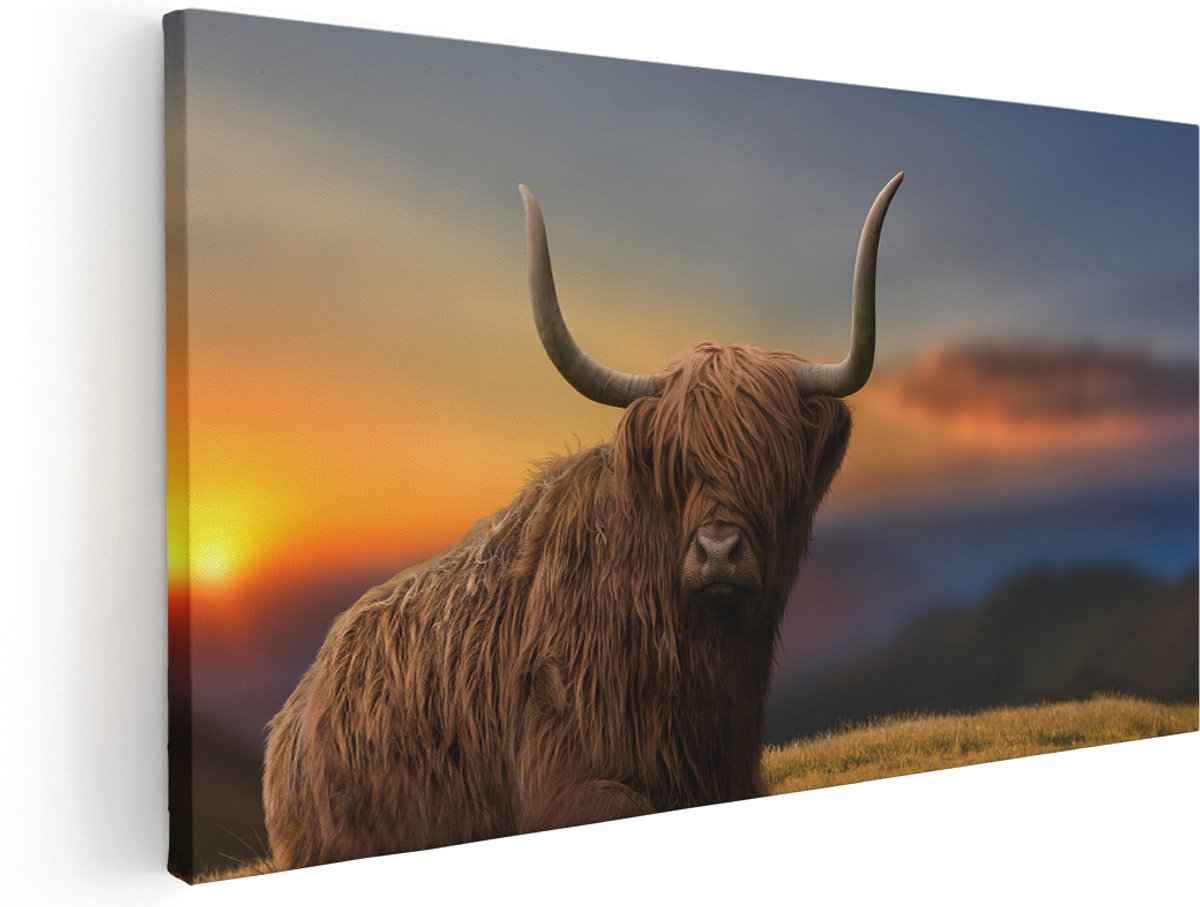 Artaza Canvas Schilderij Schotse Hooglander Koe Op Een Heuvel - 180x90 cm - Groot - Wanddecoratie Woonkamer - Schilderijen - Muurdecoratie
