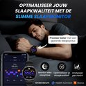 Man slaapt met smartwatch om die slaapkwaliteit monitort. Telefoon toont slaapgrafieken.