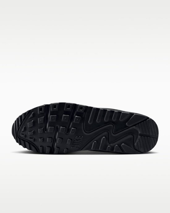 Zool van een zwarte Nike Air Max 90 sneaker met grof profiel en Nike-logo.