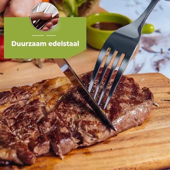Handen die een steak snijden met een zilverkleurig mes en vork uit duurzaam edelstaal.
