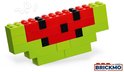 Een watermeloen van LEGO stenen: groen, rood en zwart.