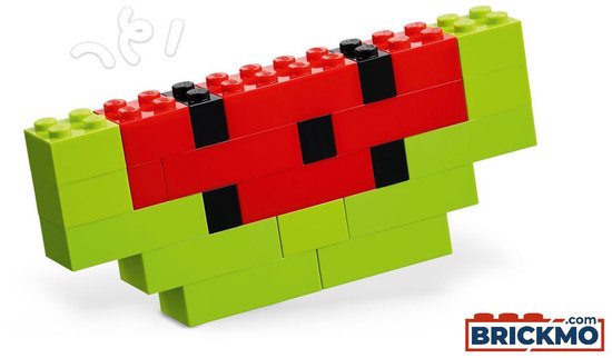 Een watermeloen van LEGO stenen: groen, rood en zwart.