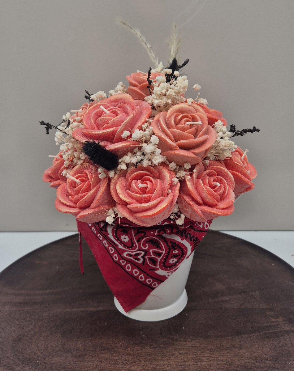 Kaarsgeschenk Kaarsenboeket Bucket of roses - Kaars boeket - Cadeau - Geschenk - Cadeau voor haar - Uniek cadeau - Origineel cadeau - Bloem kaarsen boeket - Candle bouquet - Relatiegeschenk - Rode rozen - Boeket - Kaarsen Rood en wit