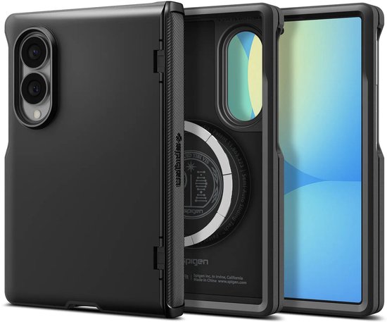 Coque noire Spigen avec double caméra et cercle compatible MagSafe au dos.