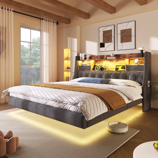 Lit double tapissé gris avec design flottant, éclairage intégré dans la tête de lit et couvre-lit doré.