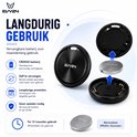 Zwarte Evy24 tracker met demonteerbare achterkant, en een CR2032 batterij.