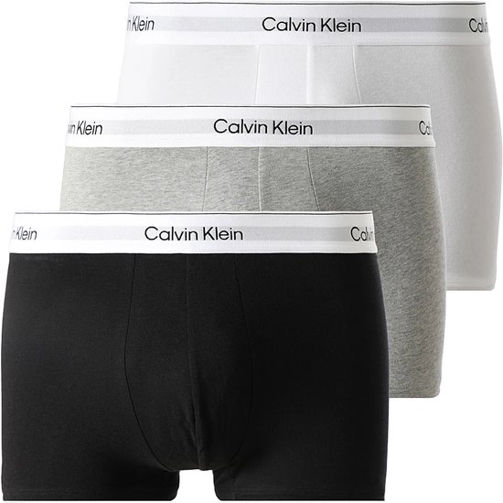 Drie Calvin Klein trunks in het zwart, grijs en wit, met kenmerkende Calvin Klein-band.