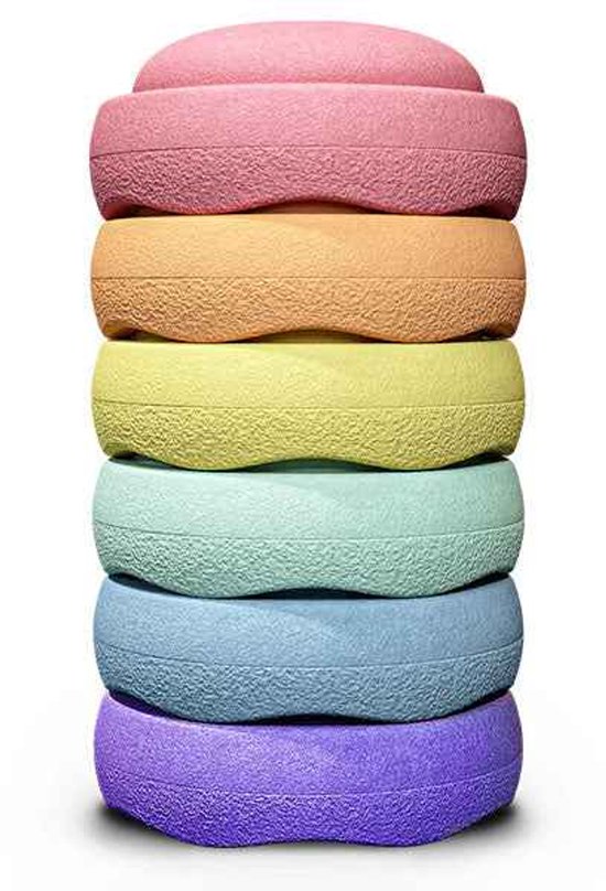 Stapelbare schijven in regenboogkleuren: roze, oranje, geel, mintgroen, lichtblauw en paars.