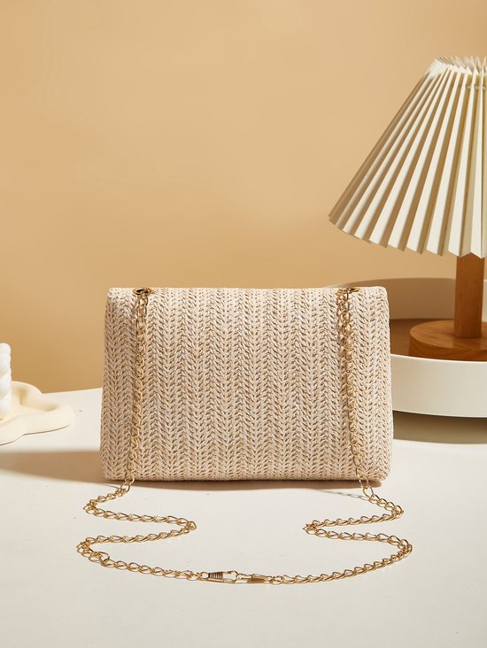 Off-white rieten tas met kettingriem en gouden draaisluiting.