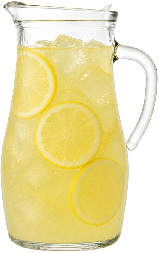 Glazen kan gevuld met citroenlimonade, ijs en citroenschijfjes.