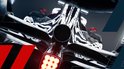 Gedetailleerd achterste deel van een glimmende F1-auto met rode achterlichten en een centraal uitlaatsysteem.