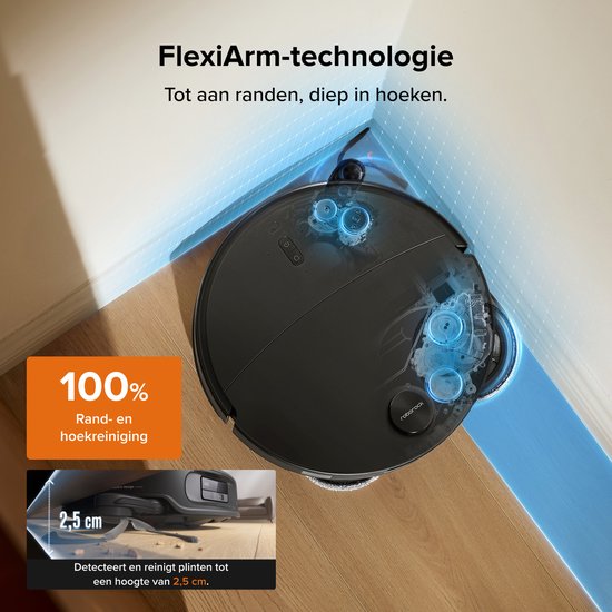 Zwarte robotstofzuiger reinigt een hoek met "FlexiArm-technologie". Tekst "100% Rand- en hoekreiniging".