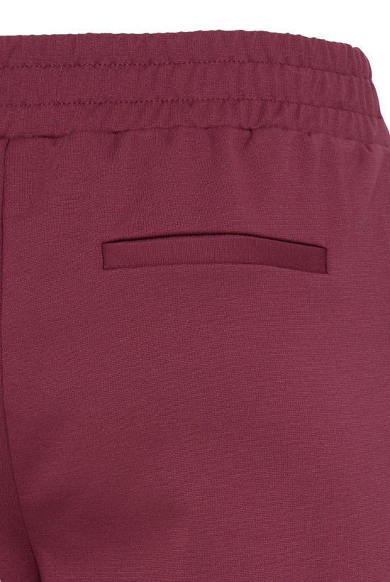 Bordeauxrode broek met een ingewerkte achterzak.