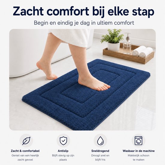 Voet stapt op een zachte, absorberende blauwe badmat.